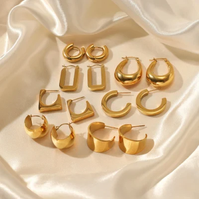 Geometrische Ohrringe aus Edelstahl in Goldfarbe. Trendige Creolen
